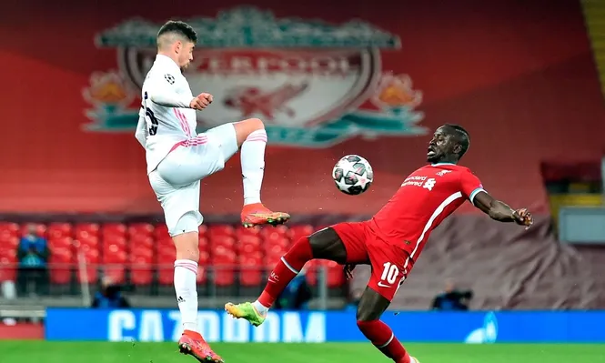 Valverde se le planta al veloz Sadio Mane