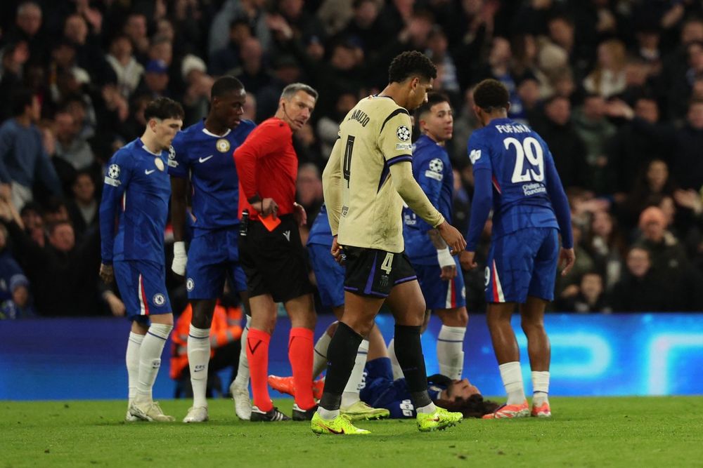 El momento de la expulsión de Ronald Araujo con Barcelona ante Chelsea