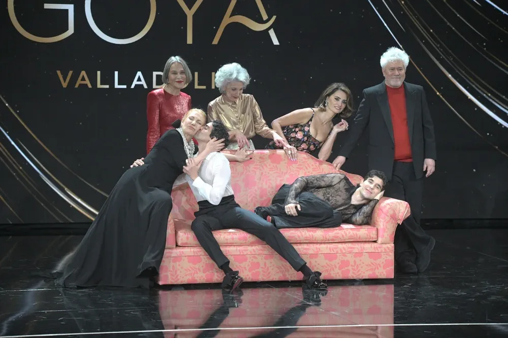 Los presentadores Javier Ambrossi y Javier Calvo posan con (i-d) las actrices Cecilia Roth, Antonia San Juan, Marisa Paredes, Penélope Cruz y el director Pedro Almodóvar, durante la gala de la 38 edición de los Premios Goya.