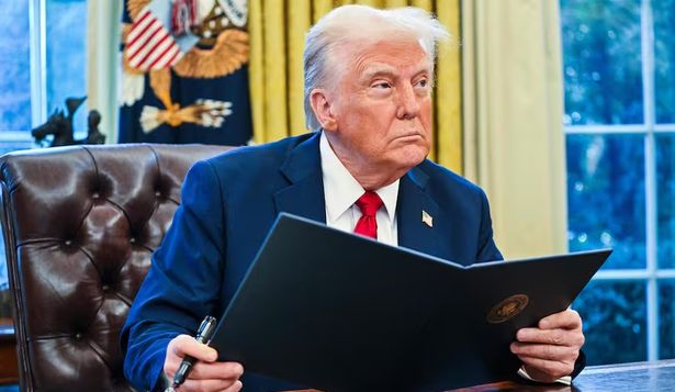 Tras reunirse con el CEO de Chevron, Trump evalúa extender la licencia de la petrolera para operar en Venezuela