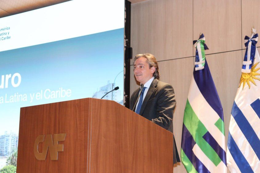 Christian Asinelli, vicepresidente corporativo de Programación Estratégica de CAF, durante el evento de presentación del informe