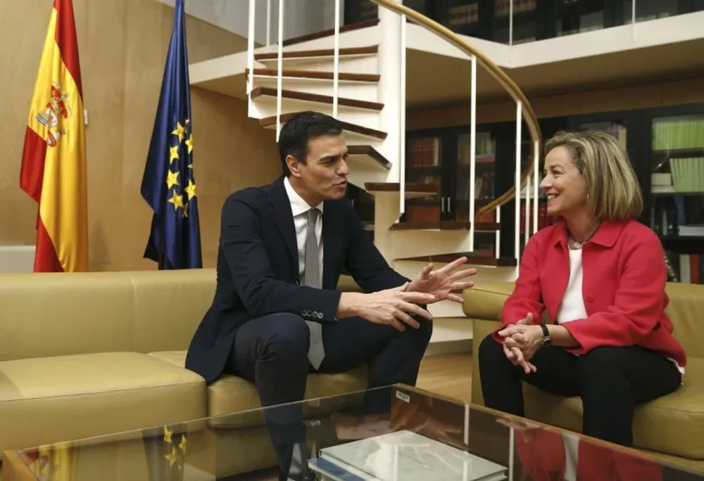 Pedro Sánchez explica su plan a la diputada de Coalición Canaria Ana Oramas.