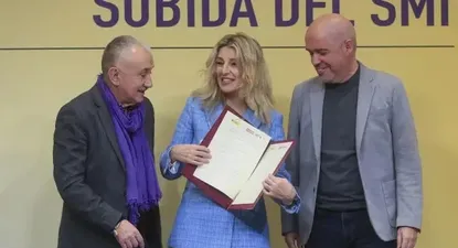 Yolanda Díaz, Pepe Álvarez (UGT) y Unai Sordo (CCOO) firman el acuerdo para subir el salario mínimo un 5% en 2024