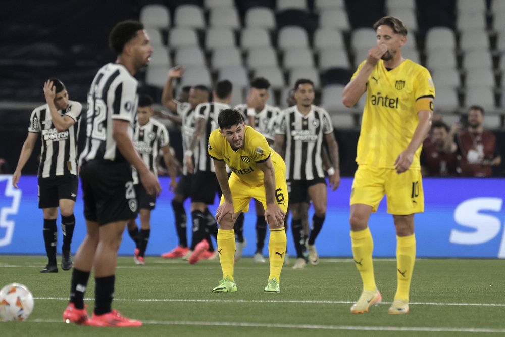 Rodrigo Pérez y Gastón Ramírez de Peñarol ante Botafogo