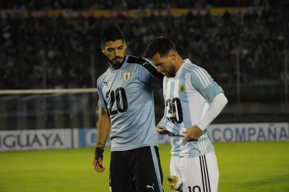 Luis Suárez junto a Lionel Messi, Uruguay y Argentina