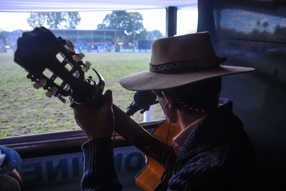 Un hombre toca la guitarra en la Criolla del Prado