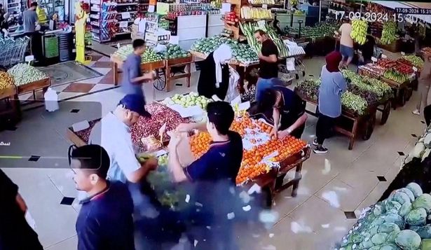 El momento en el que un aparato buscapersonas explota en el bolsillo de un hombre mientras estaba en un supermercado.