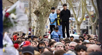 Niña de Peñarol junto a otros de Nacional en el velatorio de Juan Izquierdo