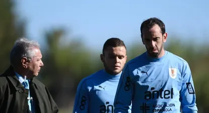 Diego Godín junto a Jonathan Rodríguez y Rafael Peña