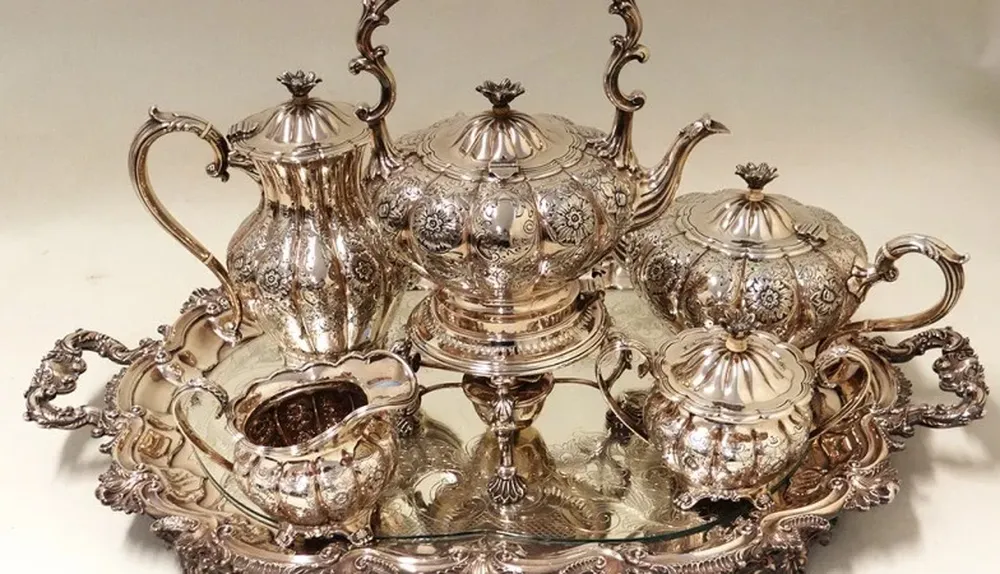 Un juego de té de plata inglesa