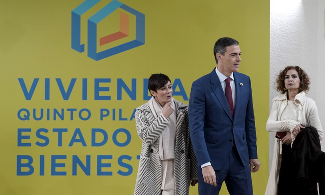 La ministra de Vivienda y Agenda Urbana, Isabel Rodríguez, el presidente Pedro Sánchez y la ministra de Hacienda, María Jesús Montero.