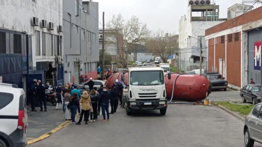 El tanque del camión volcado en Mar del Plata. Foto: infobrisas