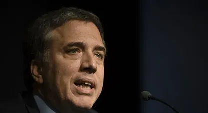 Argentina evitó una crisis, dice ministro de Hacienda tras corrida cambiaria