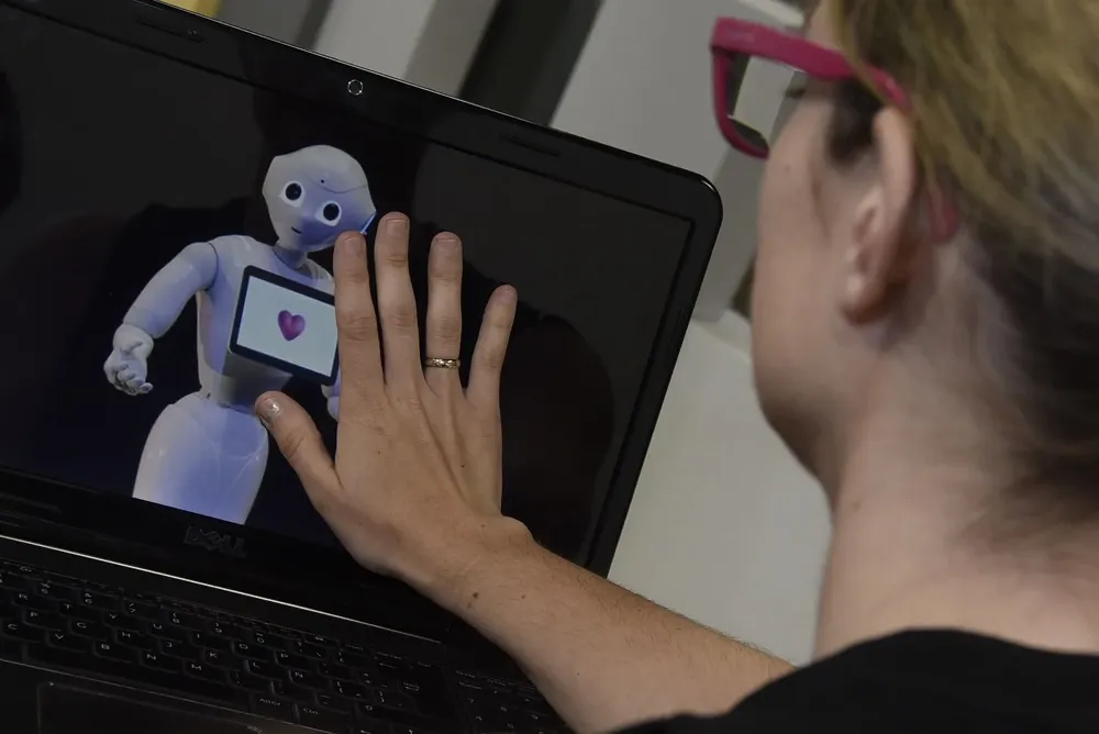 Mano sobre el corazón de un robot