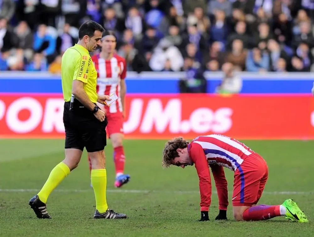 El francés Antoine Griezmann no convirtió y Atlético no pasó del 0-0 en Vitoria