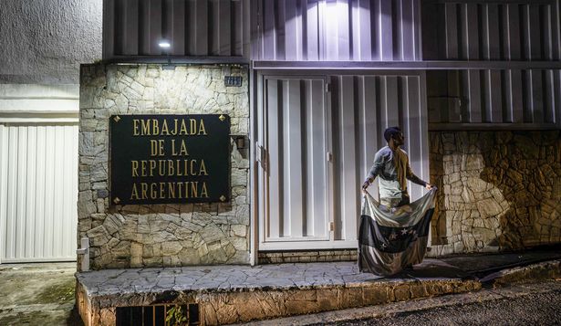 Exclusivo: así es por dentro la embajada argentina en Caracas, asediada por el régimen de Maduro
