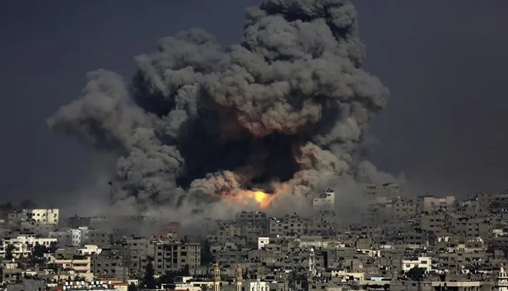 Gaza. Vista de una explosión tras un ataque aéreo