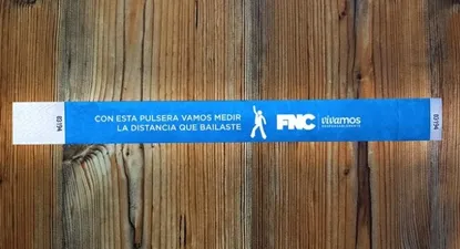 La pulsera tenía un chip que permitía medir la distancia recorrida en la pista de baile