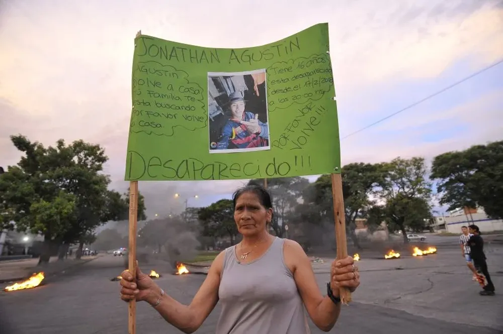 Familia corta avenida Centenario en reclamo por joven desaparecido.