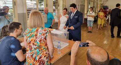 Pilar y Luis votan vestidos de novios la mañana después de su boda