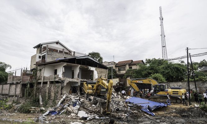 Inundaciones en Congo: vista general de dos excavadoras demoliendo casas construidas a lo largo de un río en Kinshasa, República Democrática del Congo, el 8 de mayo de 2025, después de que las autoridades de la República Democrática del Congo decidieran demoler todos los edificios no autorizados en zonas propensas a inundaciones tras las inundaciones del 5 de abril.