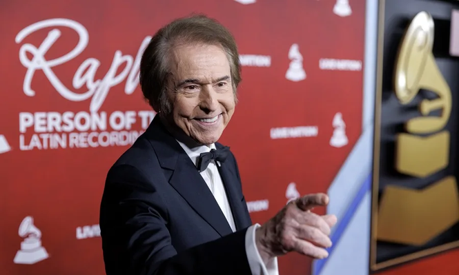 Raphael, reconocido en los Grammy Latinos como Personalidad del año.