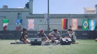 Así es Cinco, un ciclo de músicos uruguayos tocando en canchas de fútbol