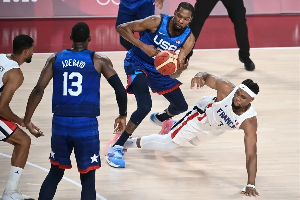 Kevin Durant solo anotó 10 puntos contra Francia