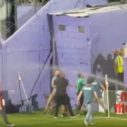 Hinchas de Racing intentaron robar una bandera de Defensor Sporting previo al partido entre ambos por el Torneo Apertura en el Parque Franzini