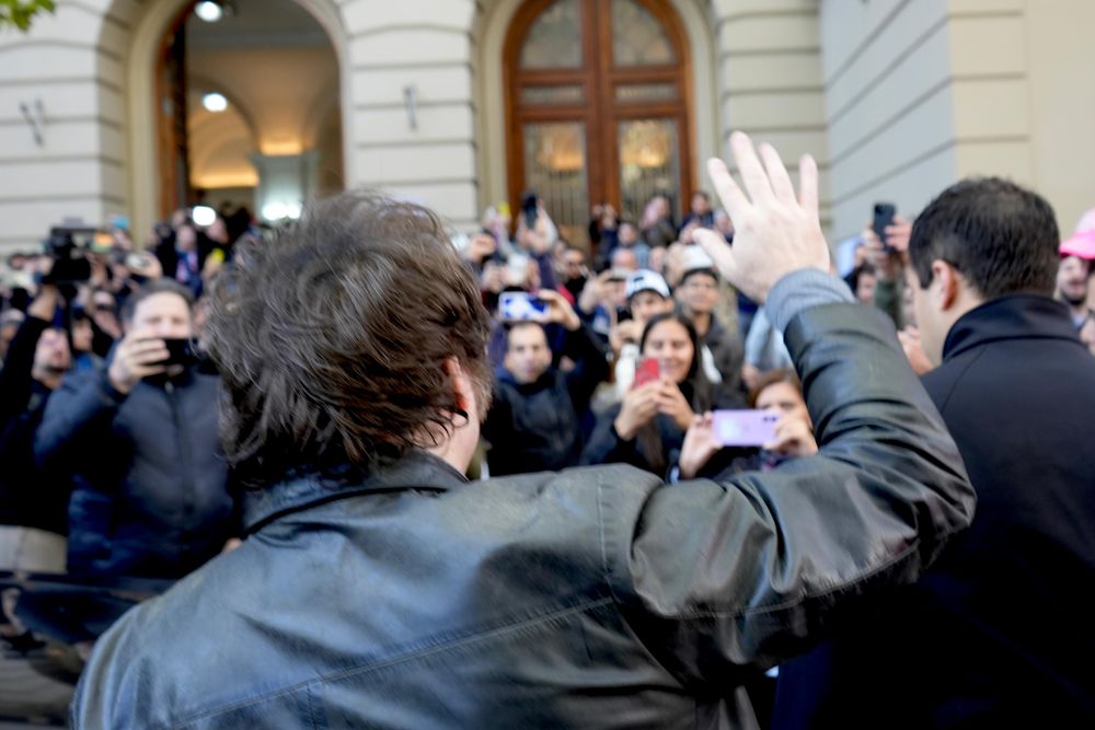 Milei votó por la mañana y por la tarde esperó los resultados en el búnker del hotel Libertador.&nbsp;