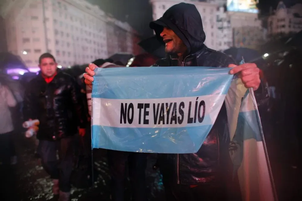 Hinchas argentinos pidieron que Messi siga en la selección