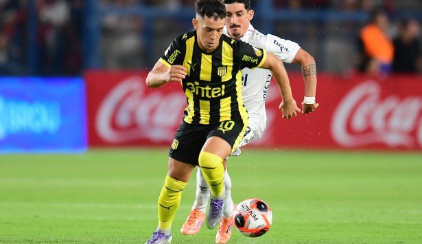 Leonardo Fernández de Peñarol ante Lucas Rodríguez de Nacional por el Torneo Apertura