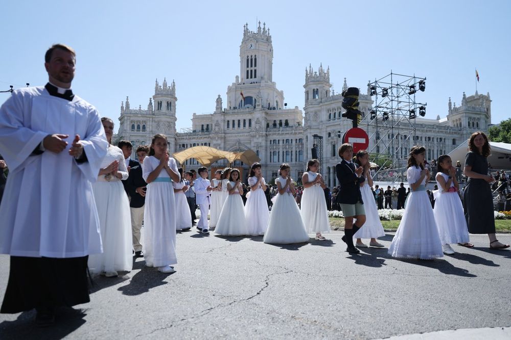 Niños vestidos con el traje de la Sagrada Comunión participan en la procesión del Corpus Christi tras la Santa Misa presidida por el Papa León XIV en la Plaza de Cibeles de Madrid el 7 de junio de 2026. Niños vestidos con el traje de la Sagrada Comunión participan en la procesión del Corpus Christi tras la Santa Misa presidida por el Papa León XIV en la Plaza de Cibeles de Madrid el 7 de junio de 2026.