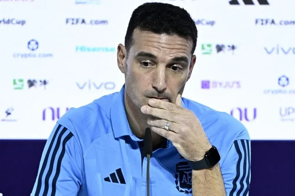 Scaloni en conferencia