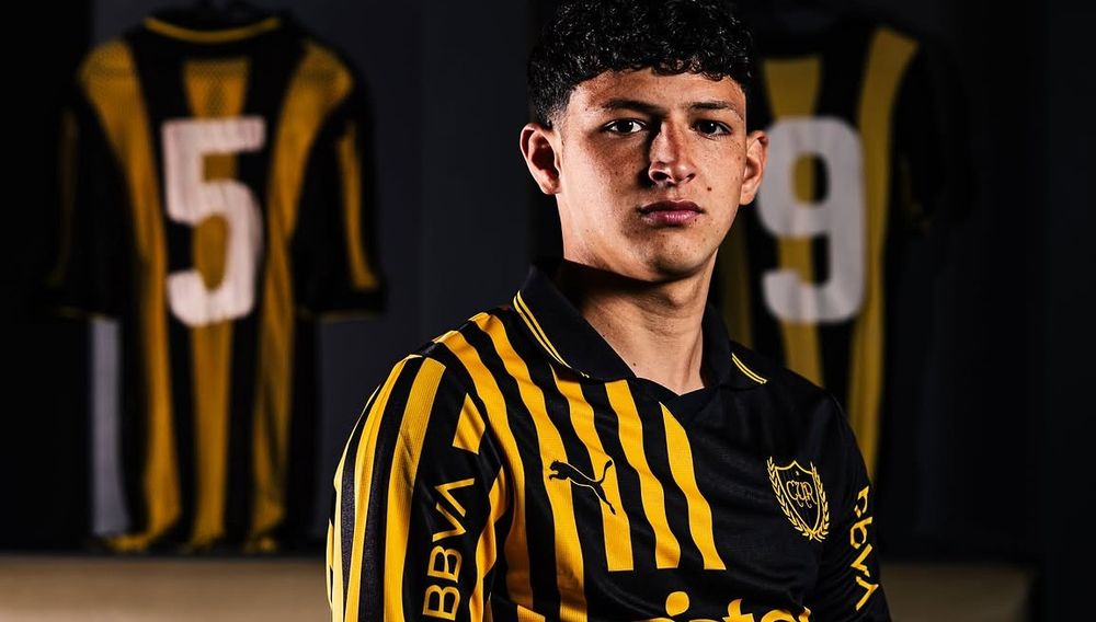 Leonel Jaime, la nueva figura de Peñarol, con la camiseta nueva que utilizará el club