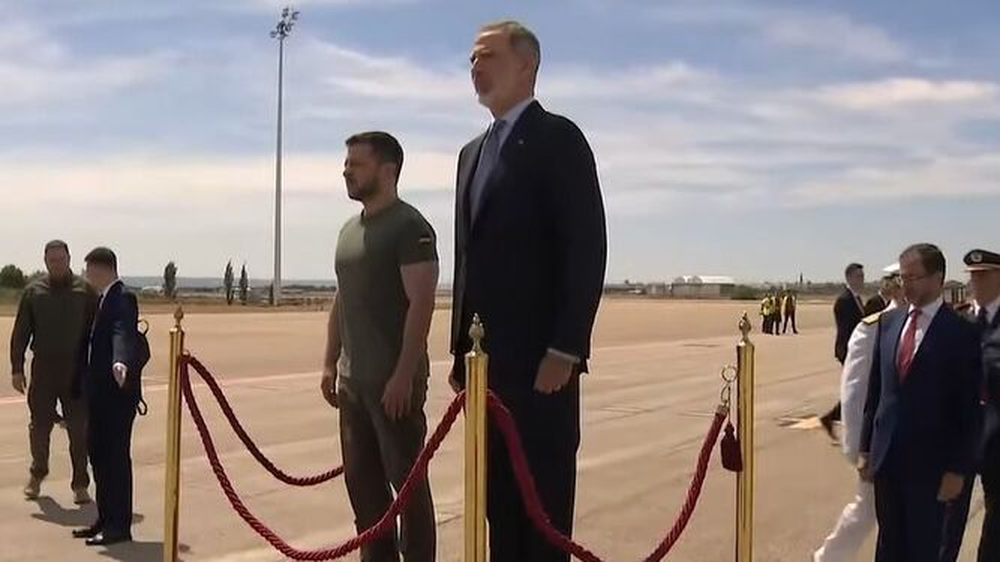 Felipe VI recibe al presidente Volodimir Zelenski en el aeropuerto de Barajas