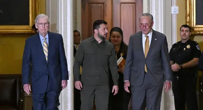 El presidente de Ucrania, Volodymyr Zelensky (centro), entra al Capitolio con el líder de la minoría del Senado, Mitch McConnell (izqu,) y el líder de la mayoría del Senado, Chuck Schumer (der.)