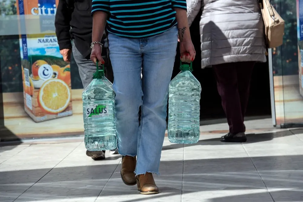 Agua sin gas y bidones, los más comprados.