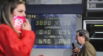 El dólar bajó más de 1% en la operativa de este viernes.