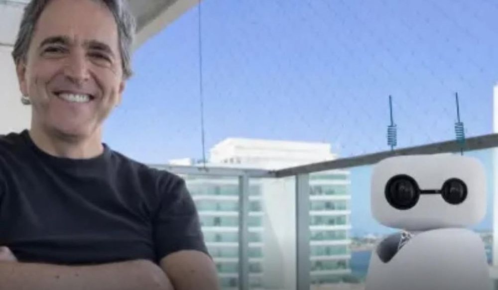 El dirigente de Peñarol, Guillermo Varela y William, el robot socio de Peñarol