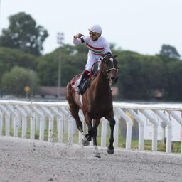 El jockey Martín Valle celebra el haber ganado el Gran Premio Ciudad de Montevideo presidente Jorge Batlle en Maroñas en la jornada del Gran Premio Ramírez 2026