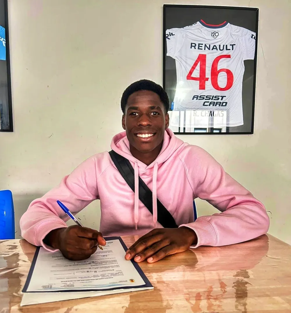 Romario Torres firmó su contrato