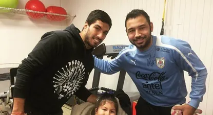 Luis Suárez con Marcela y su padre.