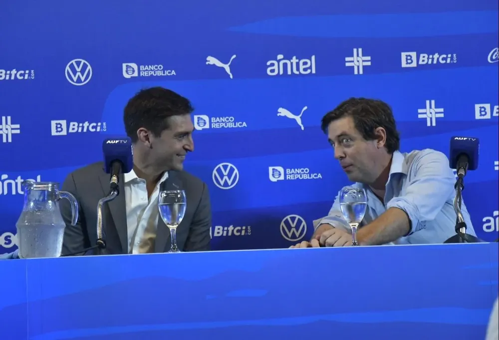 El entrenador de la selección, Diego Alonso, y el presidente de la AUF, Ignacio Alonso