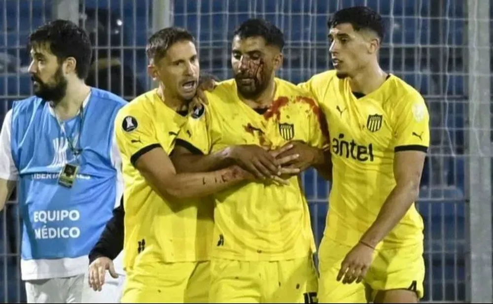 Olivera junto a Gastón Ramírez y Guzmán Rodríguez