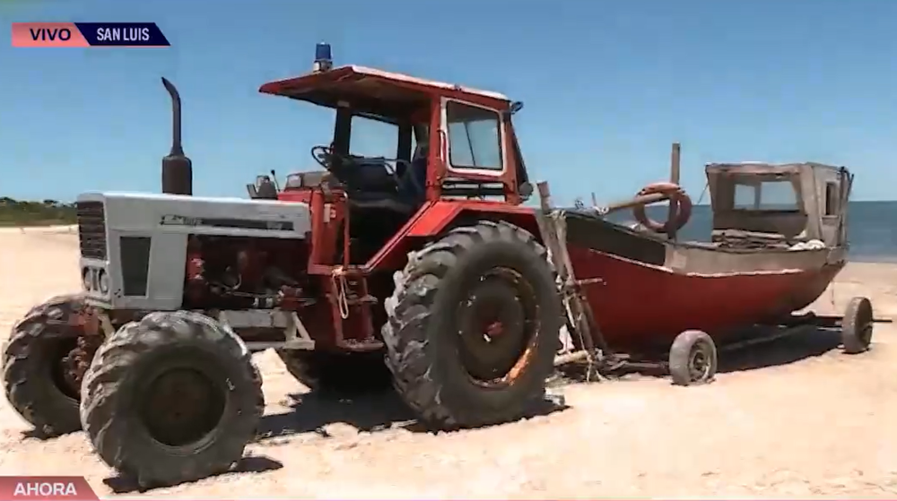 Tractor en el que trasladaron la barcaza con la pasta base a San Luis