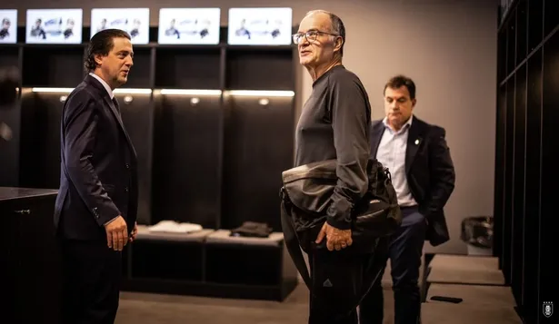 El presidente de la AUF Ignacio Alonso, el entrenador Marcelo Bielsa y el director de selecciones Jorge Giordano