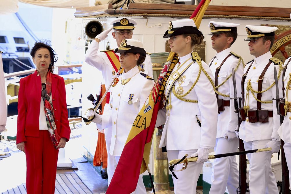 La Princesa Leonor como abanderada en la jura a la bandera en Montevideo, presidida por Margarita Robles. EFE