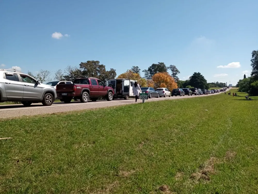Fila de autos para cruzar el puente San Martín