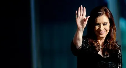 La presidenta argentina, Cristina Fernández de Kirchner, saluda a las cámaras